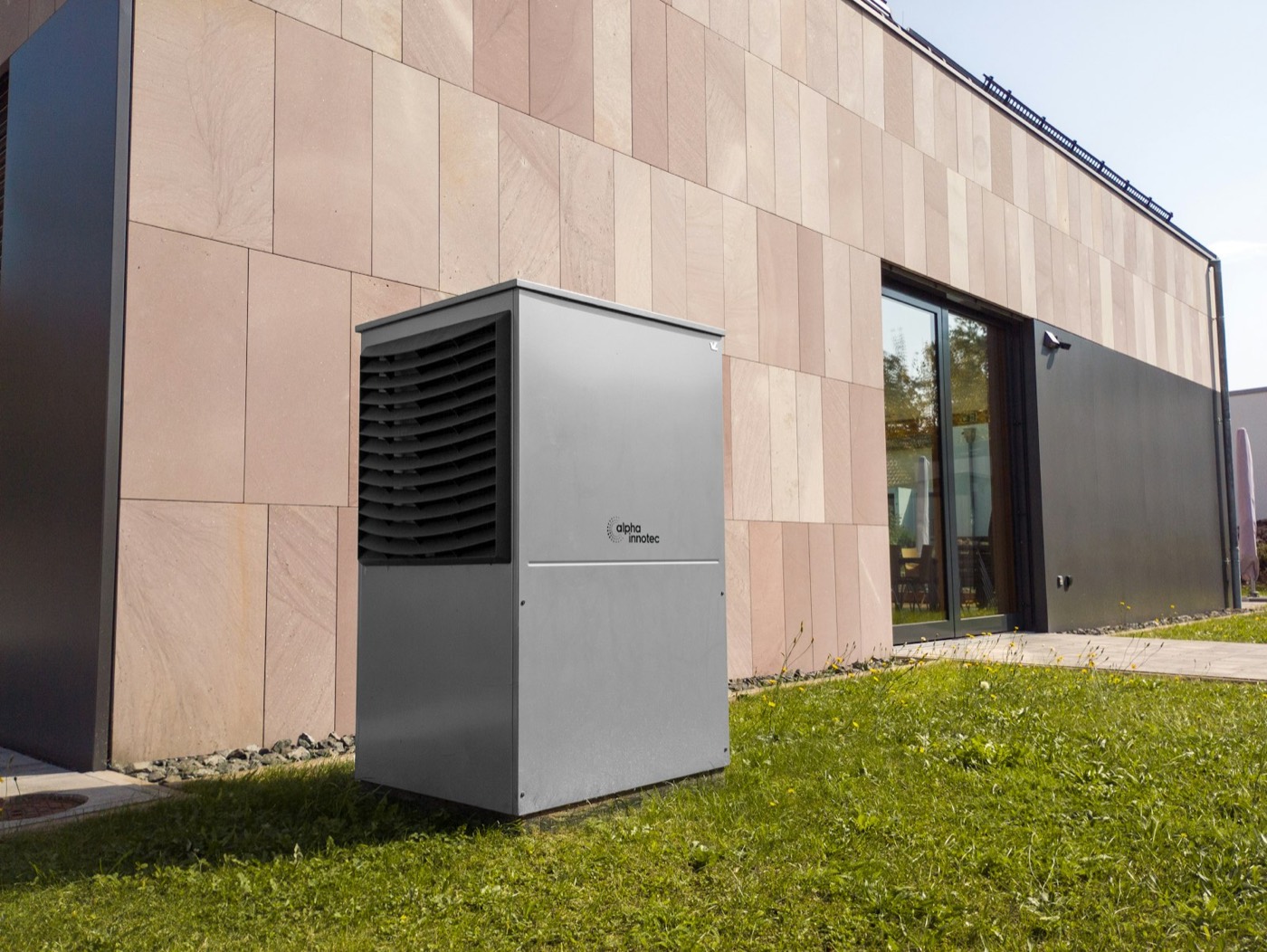 Pompe à chaleur air-eau moderne installée le long d'une maison contemporaine